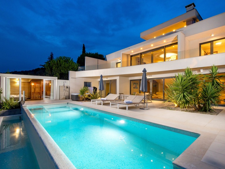 Majestic Coastal Retreat - Villa Mayan