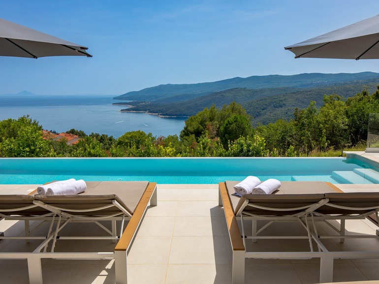 Majestic Coastal Retreat - Villa Mayan