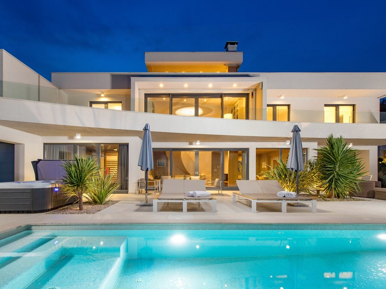 Majestic Coastal Retreat - Villa Mayan